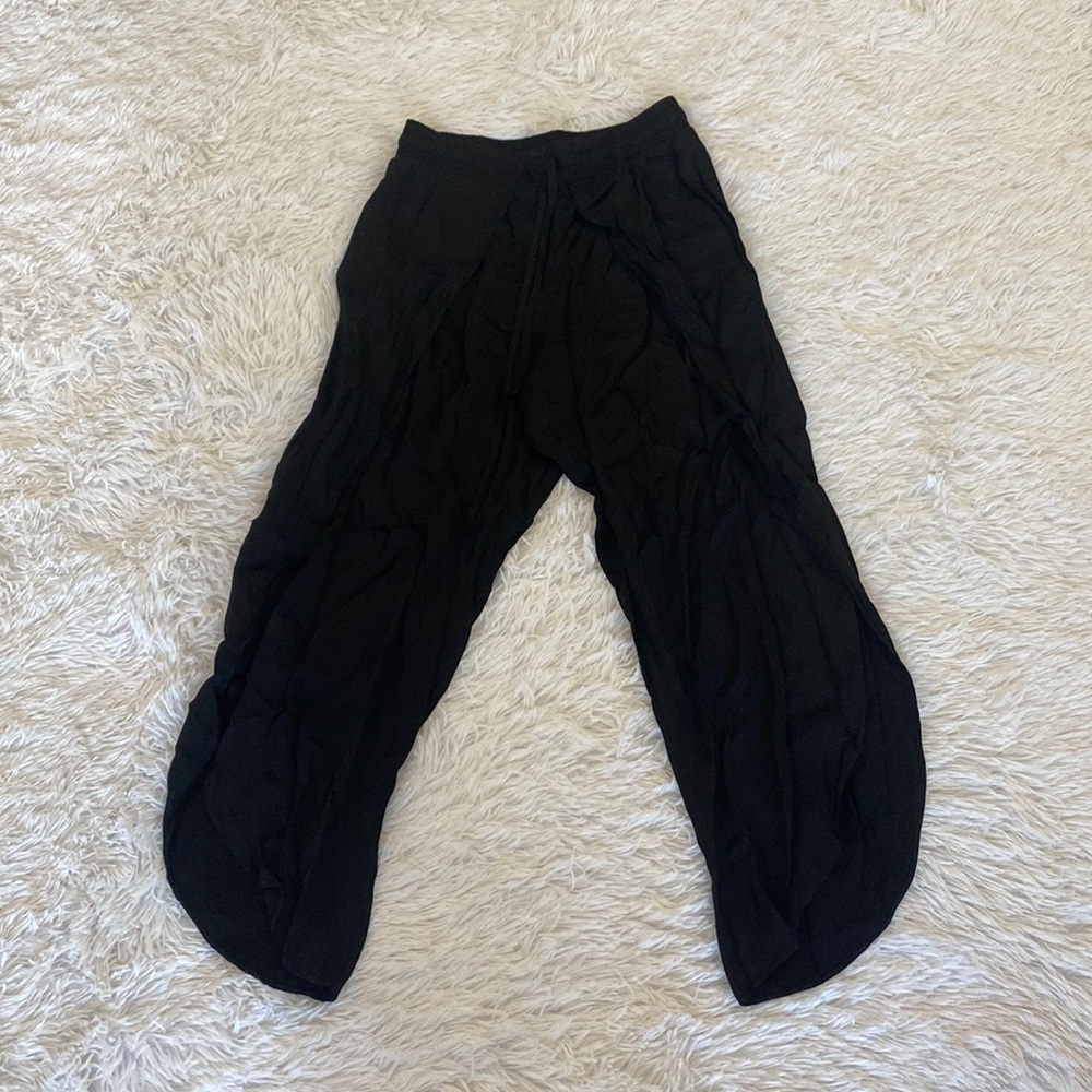 Silky cropped pants with side slit